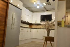 نمای آشپزخانه با کابینت سفید
